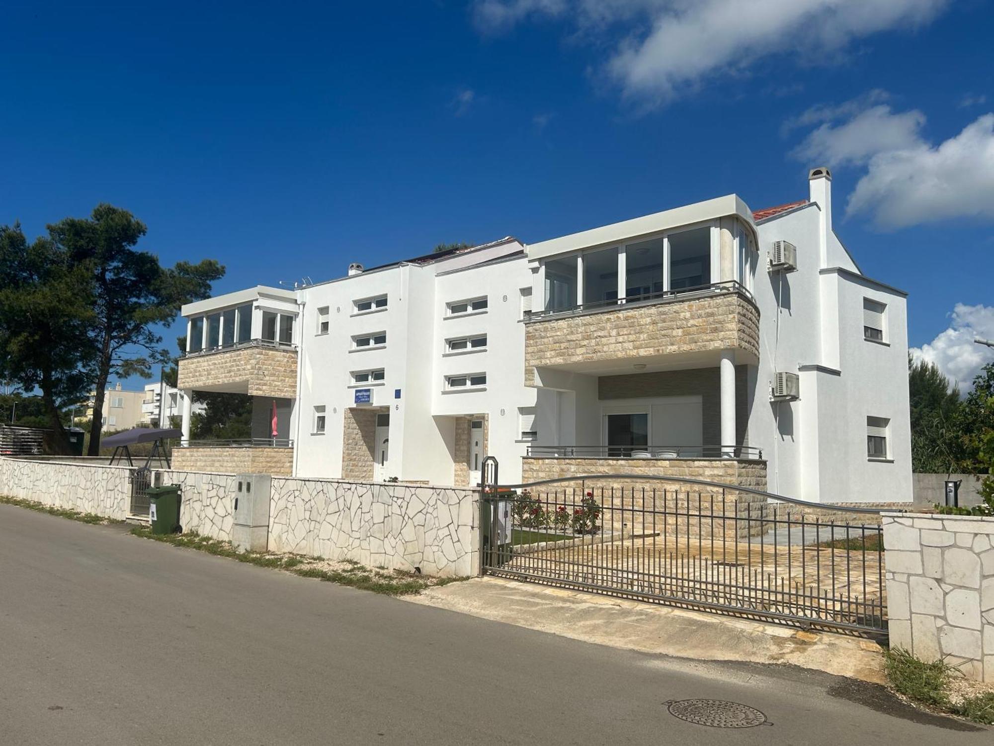 Apartments Nicole Wera ニン エクステリア 写真